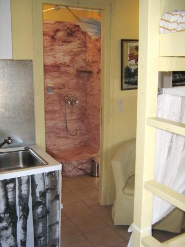 Adonis Guesthouse Batsi Quarto foto