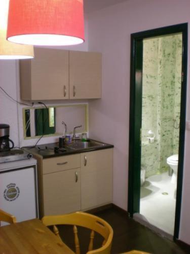 Adonis Guesthouse Batsi Quarto foto